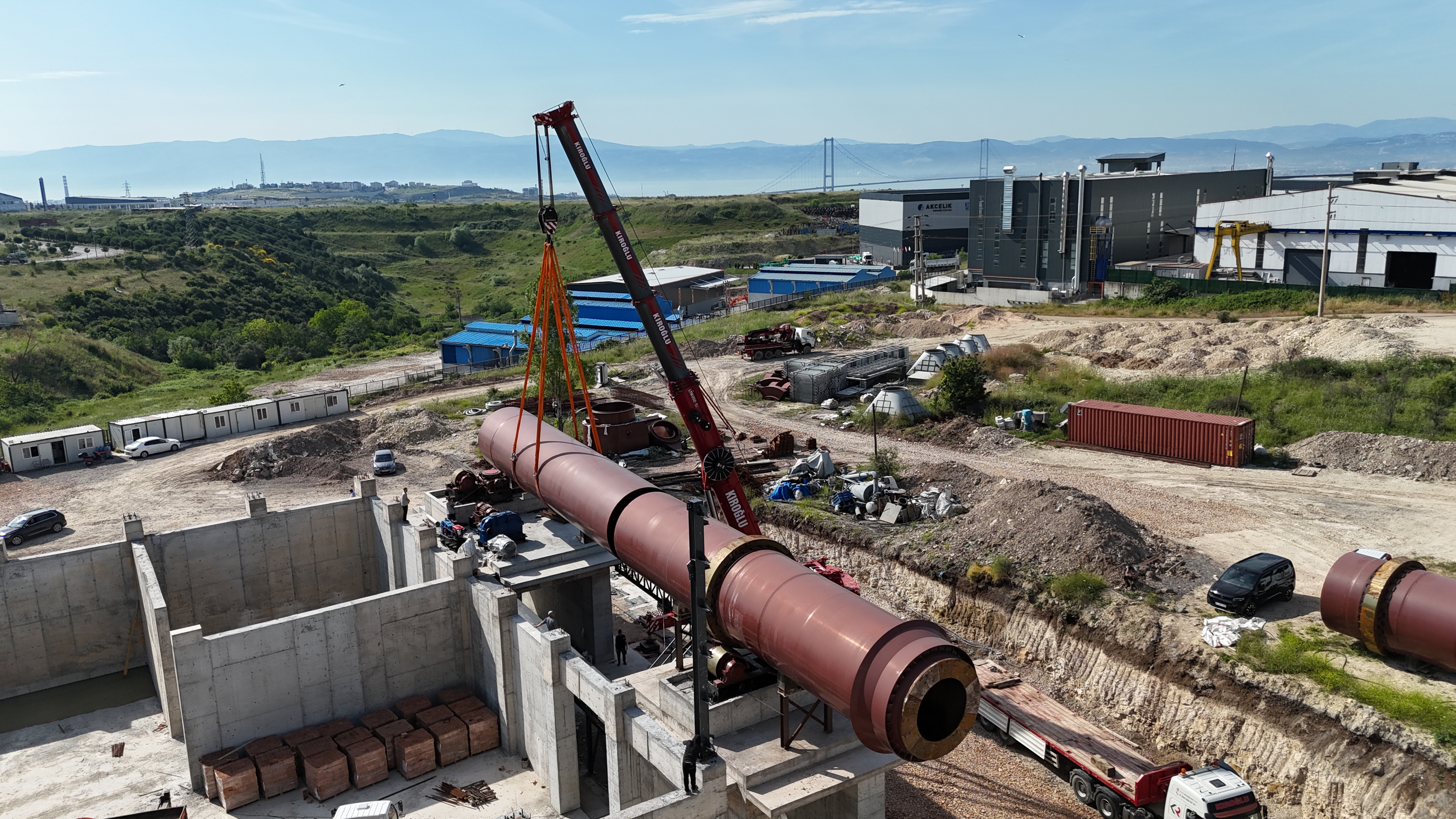 Yüksek tonajlı vinçli makine taşıma operasyonu